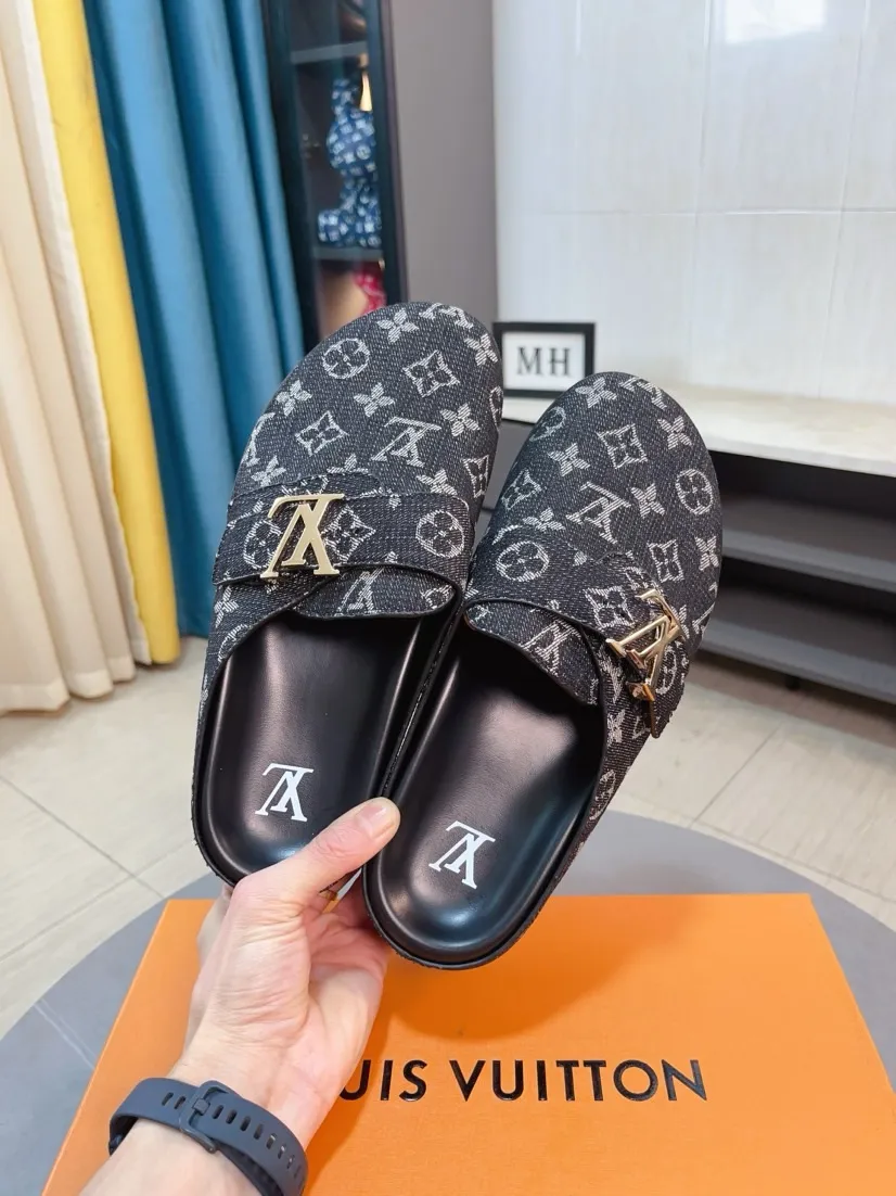 Men's shoes 💰360🌸🌸LV Easy 2025 new men's casual sandals and slippers, made of suede cow leather, with Monogram pattern to highlight the trendy style. Adjustable straps illuminated with LV letters, while a resilient insole and micro outsole provide lightweight comfort. Made of suede cow leather with embossed Monogram pattern and brand element metal hardware✅Adjustable straps➕Tough insole‼ ️Micro outsole. Comfortable and easy to wear‼ ️ size：38-45